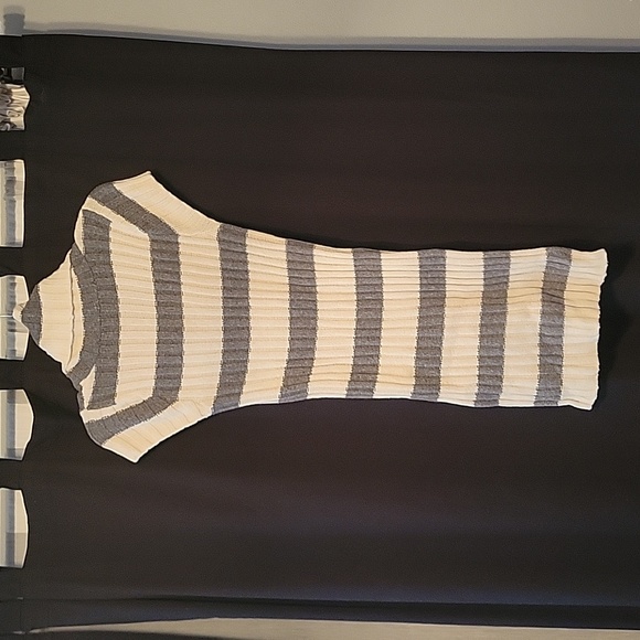 Short-sleeved Sweater Dress - Picture 2 of 3